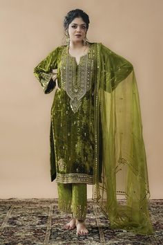 Velvet Suit Design, Velvet Kurta, Velvet Embroidery, Velvet Dress Designs, Kurta Set For Women, Afghan Clothes, Pakistani Fancy Dresses, Velvet Suit, Designer Dresses Casual