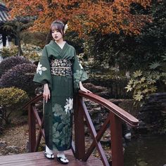 Yukata Women, Japanese Fashion Trends, Moda Kimono, Kimono Traditional, Furisode Kimono, Japanese Costume, Green Kimono, Kimono Japan, Traditional Japanese Kimono