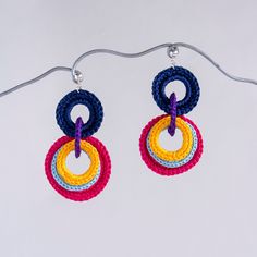 Boucles d'oreilles Lotta - Boucles d'oreilles - Atelier Chicoine Elegant Multicolor Handmade Hoop Earrings, Vibrant Beach Earrings, Hand Knitted Jewelry As A Gift, Crochet Dangle Jewelry, Colorful Handmade Hoop Earrings, Multicolor Macrame Earrings As Gift, Handmade Colorful Earrings For Beach, Handmade Vibrant Drop Earrings, Vibrant Handmade Drop Earrings