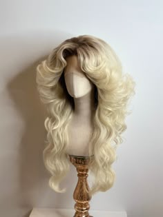 Classic 70s hairstyle in brown. Can be made in any color 70s Blonde Hairstyles, Cute Blonde Wig Hairstyles, 70s Fashion Disco Hairstyles, Prom Hairstyles Wig, Wigs Aesthetics, 70s Long Hairstyles, Devil Hairstyles, Harmony Hairstyles, Drag Hairstyles