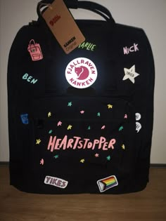 "Hand bemalter Rucksack ideal  für große und kleine Fans der Serie \"Heartstopper \" .Der Rucksack wird mit spezieller Angellus  Textil Farbe bemalt und mit Finisher fixiert damit ihr auch bei Wind und Wetter noch Spaß an den aufgemalten Bildern habt . Es handelt sich bei dem Rucksack um einen originalen Fjällräven kanken classic 16 l ,gerne könnt ihr mir auch euren eigenen Rucksack zuschicken und ich werde diesen dann bemalen. Falls ihr andere Wünsche und Vorstellungen habt,schreibt mir einfach.  Sobald der Fjällräven oder euer eigener Rucksack bei mir ankommt, beginne ich mit der Bemalung , dies wird ca. 1-2 Wochen dauern . Das Design und die Farben können leicht von den hier abgebildeten Fotos variieren, da ich alles per Hand bemale. Habe ich euren Rucksack  bemalt, kann ich diesen selb Heartstopper Merchandise, Heartstopper Backpack, Heartstopper Merch, Heartstopper Charlie, Kanken Classic, Alice Book, Heart Stopper, Rucksack Backpack, Lgbt Pride