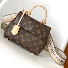 Cluny Mini Handbag in Monogram canvas, with Louis Vuitton's iconic Toron handle and leather key case, designed to win the favor of brand lovers. The branded fabric shoulder strap can be removed at will for more carrying options.

Size: 20.0 x 16.0 x 7.5 cm (LxHxW)
• Monogram coated canvas
• Calfskin trim
• Microfibre lining
• metallic parts
• Drawstring closure
• Shoulder strap: detachable, not adjustable
• Strap half length: 55.0 cm
• Handle: Single handle Cluny Mini Louis Vuitton, Louis Vuitton Yayoi Kusama, Louis Vuitton Logo, Louis Vuitton Capucines, Leather Key Case, Large Cosmetic Bag, Lv Purse, Medium Handbags, Mini Handbag