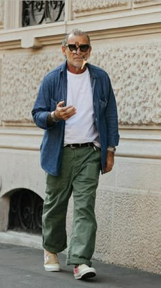 Green Jeans Outfit, Alessandro Squarzi, Dad Fits, Guerriero Samurai, Old Man Fashion, Estilo Hipster, Water Movement, Dad Fashion