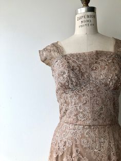 "Vintage 1950s ombre party dress with lace overlay, square neckline and low cut back with cascading satin bow. Starts as rose gold at the bust moving to a deep rose at the bottom. Fitted waist, lace sleeves and metal zip down the back. [m e a s u r e m e n t s] Fits like: small Bust: 34\" Waist: 26\" Hip: 39\" Length: 45\" [i n f o] Era: 1950s Brand/maker: n/a Fabric content: lace/satin Condition: excellent To ensure a good fit, please read the sizing guide: http://www.etsy.com/shop/DearGolden/p 1950s Party, 1950s Party Dresses, Lace Dress Vintage, Button Front Dress, 1950s Dress, 50s Dresses, Lace Overlay, Wool Dress, High Waisted Trousers