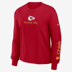 Made with bold team details and soft cotton fabric, this Boxy T-Shirt helps you comfortably support the Kansas City Chiefs in cooler weather. University Red Crew Neck Fan Apparel Top, Nike Long Sleeve Fan Gear Top, University Red Crew Neck Tops For Fans, University Red Crew Neck Top For Fan Gear, Red Sporty Crew Neck T-shirt, Nike Long Sleeve Tops Team Spirit, Fall Team Spirit T-shirt With Logo Print, Nike Long Sleeve Tops With Team Spirit, Nike Long Sleeve Tops For Team Spirit