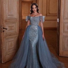 Beautiful Dress Worn Once For A Few Hours No Damages Or Stains Extravagant Outfits, Strapless Organza, Golden Globes Red Carpet, Blue Evening Dresses, Beverly Hilton, Formal Party Dress, Floor Length Gown, Chapel Train, Crystal Blue