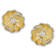 These flower-shaped earrings are made of 14k gold and feature a stunning pave diamond design. The earrings have a delicate and feminine flower shape, with diamonds sparkling along the edge of the petals. 14KT:6.316g, Diamond:0.75ct Minimal Earrings Studs, Minimal Gold, Premium Jewelry, Earrings Minimal, Diamond Crown, Flower Stud Earrings, Flower Stud, 18k Yellow Gold Ring, Gold Flower