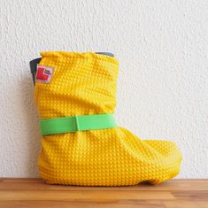 Umweltfreundliche Schuhschöschen galoshes bestehen aus gelben Kunststoffen und grünen Qualitätselastikbändern. Wiederverwendbare Schuhschützer sind sowohl für Erwachsene als auch für Kinder geeignet. Overshoes' Größen sind von 18-38cm(7-15 Zoll) was 27-41 EU Größe bedeutet und kann auf Wunsch beliebig groß genäht werden. Sie tragen die Galoshes leicht wie übergroße Socken. Es ist eine praktische Möglichkeit, diese waschbaren Schuhbezüge über schlammigen Stiefeln zu tragen. Es ist einfacher, Galo Oversized Socks, Dog In Nature, Rain Clothes, Rain Accessories, Shoes Boot, Car Shoe, Shoe Covers, Shoe Insoles, Clean Shoes