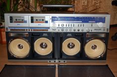 an old fashioned radio with two speakers on it's side and one speaker in the middle