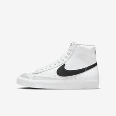 The Nike Blazer Mid '77 channels the old-school look of Nike basketball with a vintage midsole finish. Throwback style with modern materials means you can run, skip and jump in comfort. Shoes For School, Back To School Shoes, White Nike Shoes, Preppy Shoes, All Nike Shoes, Nike Blazer Mid 77, Nike Blazer Mid, Nike Blazers Mid, Cute Nike Shoes