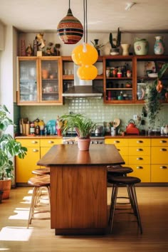 Modern Eclectic Kitchen, Eclectic Kitchen Design, Model Dapur, Eclectic Kitchen, Mid Century Modern Kitchen, Boho Kitchen, Decor Tips, Kitchen Colors