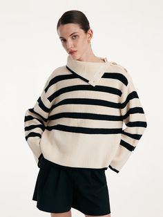 -Thermostatic -Wool fabric -Loose fit The sweater is made of wool fabric, which is comfortable and soft, breathable and skin-friendly. The black and white classic stripes make the overall style simple yet individualistic, suitable for wearing on various occasions. The button design on the shoulders creates a stylish collar shape. The loose fit is not picky about body shape, and the raglan sleeve design highlights the smooth lines of the arms, making it more casual and comfortable.Thermostatic Wo Pull Oversize, Funnel Neck Sweater, Wool Turtleneck, Long Sleeve Short Dress, Loose Sweater, Smooth Lines, Cashmere Wool, Short En Jean, Mock Neck Sweater