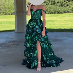 Beautiful Emerald Green Sherri Hill Dress Green A-line Evening Dress For Gala, Green Gala Dress For Prom Season, Green A-line Maxi Dress For Gala, Green Ruffled Cocktail Evening Dress, Green Ball Gown Maxi Dress, Green Long Evening Dress For Cocktail, Green Evening Dress For Cocktail Prom Season, Green Evening Dress For Prom And Cocktails, Green Evening Dress For Cocktail And Prom Season