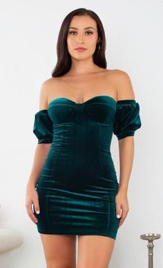 Up To The Minute Emerald Green Velvet Short Puff Sleeve Off The Should – Indie XO Diy Cocktail Dress, Simple Christmas Dress, Christmas Day Outfits, Award Show Dresses, Green Bodycon Dress, Emerald Green Velvet, Christmas Outfits Women, Christmas Outfit Ideas, Velour Dress