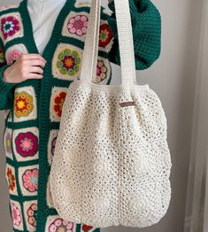 Trendy Beige Hobo Bag For Daily Use, Vintage Hobo Bag With Detachable Handle For Everyday, Trendy Beige Handheld Hobo Bag, Summer Crochet Bag With Double Handle And Removable Pouch, Everyday White Bohemian Bucket Bag, Trendy Spring Tote Hobo Bag, White Bohemian Bucket Bag For Everyday, Trendy Everyday Beige Hobo Bag, Trendy Beige Hobo Bag For Everyday