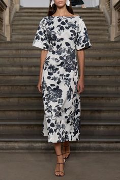 Elegantly crafted from a lustrous twill in a monochromatic floral motif, the Kora short sleeve midi dress is a sophisticated option for summer event dressing. PLEASE NOTE ALL SALE ITEMS ARE FINAL SALE