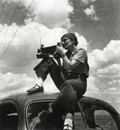 Documenting the Dust Bowl. Photo of Dorothea Lange by her husband Paul S. Taylor, 1934. Dorothea Lange Photography, Holding A Camera, Alfred Stieglitz, Marlene Dietrich, Famous Photographers, Documentary Photographers, Ansel Adams, Great Photographers, Female Photographers