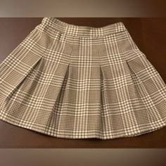 Never Worn Checkered White & Brown Skirt. From Hollister. Cute White Pleated Mini Skirt, Plaid Cotton Skirt For School, Cotton Plaid Skirt For School, School Plaid Cotton Skirt, White Skort For Fall, Cute White Skirt For School, School Uniform Plaid Skort, School Uniform Plaid Skort For School, Cute White Skort For School