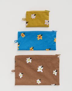 A set of three all purpose zip pouches for daily organization. BAGGU is designed in the Bay Area and this bag set was produced in China. – Top zip closure – Packs into its own detachable interior pouch for easy storage – Large pouch measures 7 × 10.5 inches / Medium pouch measures 4.25 x 9 inches / Small pouch measures 3.5 x 5 inches – Recycled heavyweight nylon – Machine washable Painted Daisies, Painted Daisy, Daily Organization, Daisy Painting, Painted Bags, Flat Pouch, Large Pouch, Small Pouch, Bar Studs