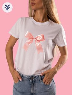 Cute Pink T-shirt With Bow, Trendy White Tops With Bow Print, Trendy White Top With Bow Print, Summer Crew Neck T-shirt With Bow, White Short Sleeve Tops With Bow, Casual White Tops With Bow, Cute T-shirt With Bow For Spring, Cute Spring T-shirt With Bow, Cute Cotton T-shirt With Pink Bow