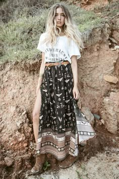 Bohemian Schick, Boho Fashion Spring, Looks Hippie, Look Hippie Chic, Chic Clothing Style, Stile Boho Chic, Moda Hippie, Printed Long Skirt, Estilo Hippy