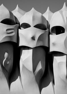 some masks are lined up together with the words'un viaje no se mide en millas sino en amigos '