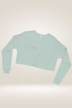 Introducing the TGC X Reaction Light Blue Cropped Sweatshirt – a fashionable and refreshing addition to your wardrobe that expertly combines style and coziness. This lovely light blue sweatshirt is perfect for those who want to add a subtle touch of color and elegance to their daily ensembles. The cropped sweatshirt features a contemporary design that sets it apart from traditional crewneck sweatshirts. The cropped length introduces a stylish flair to the classic silhouette, making it a fantasti Warm Knit Sweater, Light Blue Sweatshirt, Party Kleidung, Stylish Boots, Mode Design, Cropped Sweatshirt, Blue Sweatshirt, Light Blue Sweater, Classic Silhouette