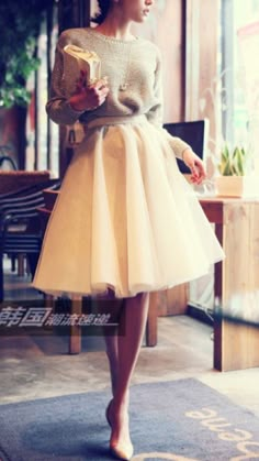 Dress up your chunky knits with a tulle skirt Gonna In Tulle, Converse Outfits, Outfits With Converse, 가을 패션, Casual Winter Outfits, Look Vintage, Mode Inspiration