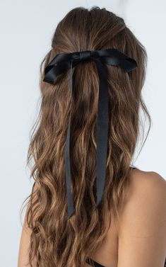 Un nœud en satin, à glisser délicatement dans ses cheveux, notamment pour le réveillon du Nouvel An.  C'est l'accessoire parfait à (s')offrir ou à porter pour les fêtes de fin d'année. Black Ribbon In Hair, Black Ribbon Hairstyles, Hair With Black Bow, Black Bow Hairstyles, Black Bow In Hair, Word Costumes, Black Hair Ribbon, Black Bow Hair, Black Hair Bow