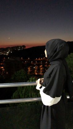 Hijab Hipster, Photographie Portrait Inspiration, Islamic Girl, Hijabi Girl, Cute Couple Selfies, Girly Pictures, Beautiful Hijab, Girly Photography, City Lights