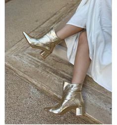 We hope it will accompany you in all your special parties, invitations and nights. It is a full mold. The inner material is horse hair. Heel height is 5.5 cm. Women Boot, Bridal Shoe, Womens Booties, Booties Ankle Boots, Horse Hair, Gold Mirror, Bridal Shoes, Boot Shoes Women, Bootie