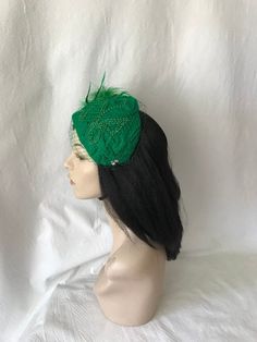 Perfect time for Wedding look, This is a classy vintage inspired 1950s - 1960s Green half hat with a modern touch perfect as a bridal fascinator hat, wedding hat, tea party hat, church hat or any other special occasion. This is a green felt headpiece create by hand and has a wire base that can fit any head size comfortably. WHAT MAKES THIS SO UNIQUE I form each piece while on my head to see how it fits and looks and then take it off and hand sew each piece. I design it to wear both ways so there Flapper Style Fascinator For Vintage Events, Gatsby Style Hat For Vintage Events, Vintage Gatsby Style Hat Headpiece, Flapper Style Mini Hats For Kentucky Derby Evening, Fitted Gatsby Hat Headpiece, Fitted Gatsby Style Hat Headpiece, Flapper Style Fascinator For Kentucky Derby Evening, Flapper Style Evening Fascinator For Kentucky Derby, Flapper-style Hat For Vintage Events