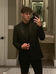 Ig//@saahiiiilllll All Black Suit Prom, Prom Fashion For Guys, Homecoming Guys Outfits, Black Suit Prom, Full Black Suit, Guys Prom Outfit, Black Prom Suits, Formals For Men