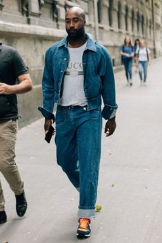 Jeans Retrô é a nova tendência da Moda Masculina: 18 Looks para você se Inspirar – O Cara Fashion Paris Street Style Men, Street Fashion Men, Vintage Street Fashion, Men Streetstyle, Paris Mens Fashion, Mens Fashion Work, Peacoats, Mens Fashion Smart, Mens Fashion Rugged