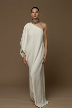 Asymmetric bodice oversized dress – HerTrove Mr Design, Isabel Sanchis, Classy Edgy, White Evening Gowns, Dresses For Pregnant Women, Dress Name, Runway Fashion Couture, White Evening Dress, Stylish Maternity Outfits