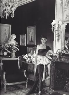 Cecil Beaton - Dorian Leigh, salon de Reddish House, années 1950 Eva Gardener, Dorian Leigh, Art Amour, English Fashion, Mode Chanel, Ava Gardner, Vintage Fashion Photography, Black And White Photograph