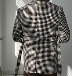 Verfijn uw kleding met onze Houndstooth wollen retro colbert. Deze blazer is gemaakt voor een geraffineerde en gepolijste look en combineert naadloos klassieke verfijning met eigentijdse stijl, waardoor het een onberispelijke keuze is voor zowel professioneel als zakelijk gebruik. en formele gelegenheden. Voordelen: Co Tailored Houndstooth Tweed Jacket For Business, Business Blazer With Notch Lapel And Houndstooth Pattern, Tailored Houndstooth Business Outerwear, Tailored Houndstooth Outerwear For Business, Classic Tailored Houndstooth Blazer, Tailored Business Blazer With Houndstooth Pattern, Business Tweed Jacket With Houndstooth Pattern And Suit Collar, Semi-formal Houndstooth Outerwear With Notch Lapel, Semi-formal Houndstooth Notch Lapel Outerwear