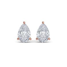 Estos aretes de diamantes con forma de pera son un ingenioso ejemplo de simplicidad informal. Cada pendiente destaca un diamante en forma de gota en un tono brillante, lo que le da un aspecto puro y atemporal. Pear-shaped Diamond Earrings For Formal Events, Luxury Pear-shaped Diamond White Earrings, Luxury Pear-shaped Diamond White Diamond Earrings, Timeless Pear-shaped Diamond Earrings For Formal Occasions, Elegant Pear-shaped Diamond Earrings With Diamond Cut, Classic White Gold Teardrop Diamond Earrings, Luxury Gia Certified Pear-shaped Diamond Earrings, Classic Pear-shaped White Gold Diamond Earrings, Formal Brilliant Cut Diamond Teardrop Earrings