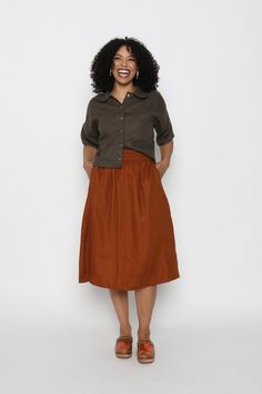 The easiest linen skirt! Full of gather and sway, this midi-length skirt features a comfortable elastic waist and deep pockets. Barcelona Dress, Conscious Clothing, Patio Dress, Female Sims, Vegetable Prints, Brunch Dress, Legging Fits, Midi Length Skirts, Linen Skirt