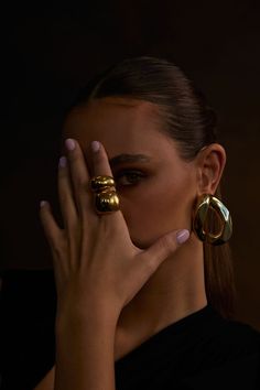 18K gold vermeil plating Bulbous, dome shape ring Dome shape measures to 16mm in height The NOAH Chunky Ring is a perfect fusion of boldness and refinement. With its domed shape and chunky design, it makes a striking statement on your finger. NOAH's gold pieces are made from a base of sterling silver, and are then 18K gold plated or coated in a thicker layer of 18K Gold Vermeil. This is followed by a protective anti-tarnish layer. This means it offers more durability and holds better strength. A Modern Gold Wide Band Domed Ring, Modern Gold Wide Band Ring With Domed Shape, Jewellery Photography Inspiration, Jewelry Product Shots, Creative Jewelry Photography, Jewelry Photography Styling, Jewelry Photoshoot, Chunky Ring, Chunky Rings