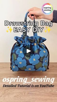 a handbag with blue flowers on it and the text drawstring bag easy diy