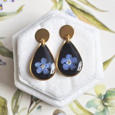 This is beautiful and elegant handmade jewelry, perfect gift for birthday or your beloved girlfriend for date.
Unique jewelry handmade with resin epoxy an dried flowers. This lightweight and cute earrings is for everything occassion. Resin Jewellery, Earrings Everyday, Gifts For Sister, Dangling Earrings, Shop Products, Gift For Birthday, Everyday Jewelry, Cute Earrings, Jewelry Handmade