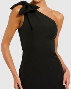 Dotée d'un décolleté asymétrique élégant et d'une fente sur la cuisse, cette superbe robe est confectionnée dans un tissu crêpe de haute qualité. Parfaite pour tout événement formel, elle offre un look élégant et sophistiqué qui ne manquera pas de faire tourner les têtes.



 Ieena pour Mac Duggal

 Tissu crêpe (100% polyester)

 Entièrement doublé

 Décolleté une épaule




 Sans manches

 Détail d'épaule avec nœud




 Fente jusqu'à la cuisse




 Fermeture éclair dissimulée au dos

 Environ 6 Elegant One-shoulder Cocktail Gown, Elegant One Shoulder Cocktail Gown, Elegant Dress With Asymmetrical Neckline For Black-tie Events, Sleek Fitted One Shoulder Dress For Formal Occasions, Sleek One Shoulder Evening Dress For Party, Sleek One-shoulder Evening Dress For Party, Chic Dresses For Black-tie Events With Asymmetrical Neckline, Chic Asymmetrical Neckline Dress For Black-tie Events, Chic Dress With Asymmetrical Neckline For Black-tie Events