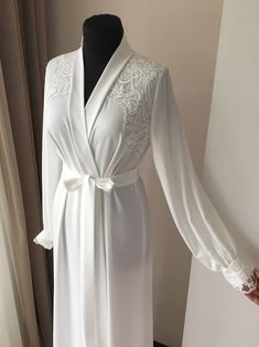 Long Bridal Robe With Lace Ivory Robe Morning Lingerie - Etsy Robe For Bride, Como Fazer Short, White Lace Robe, Long Bridal Robe, Bridal Dressing Gown, Bridal Robe Lace, Satin Bridal Robe, Bridal Nightgown, Lace Bridal Robe