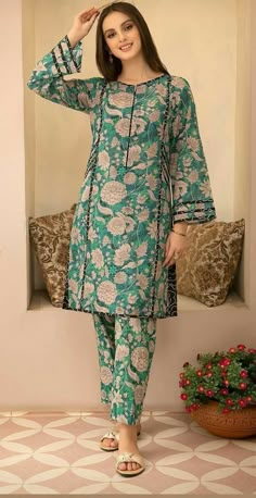 Simple Lawn Kurta Design, Lawn Casual Dress Design, Coords Set Design, Indian Printed Suits, All Over Dress Designs Pakistani Lawn, Summer Dress Designs Pakistani Lawn, Pakistani Designs Suits, Kurtis Patterns Ideas, Cordset Design Women