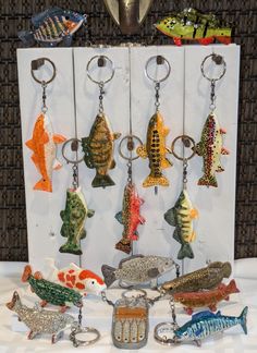 there are many fish on the key chain