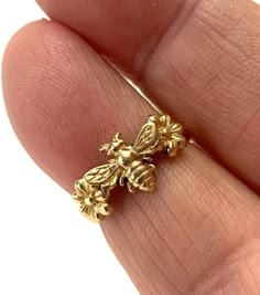 This is a beautiful 14kt solid yellow gold flower/bee ring made in our studio in Ohio. Same quality as our original Bee ring. We've added gold flowers under each Bee wing.These rings are made to order in various sizes , so allow us some extra time in our studio. We also allow for the extra option of ordering with or without antenna. Includes Free Priority Shipping to USA. Unique Jewelry Gold, Bee Clothes, Real Gold Rings, Gold Flower Jewelry, Bee Accessories, Bumble Bee Ring, Dope Jewelry Accessories, Gold Flower Ring, Bee Ring