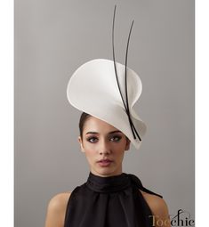 Elegant white and black fascinator. The white hat is decorated with some black feathers.  It is a beautiful hat for weddings, Royal Ascot horse races, cocktails, derby... It is mounted on a headband that allows to tilt the hat to the liking of each one. You can choose the side of the head where you like to wear the fascinator. 1€ of each Order will be donated to Cancer Research. The headdress has been hand sewn. Any color of the fascinator can be changed to order. You can see some photos of clie Wedding Hats For Guests, Ivory Hat, White Fascinator, Black And White Hats, Mini Hats, Kentucky Derby Fascinator, Royal Ascot Hats, Derby Outfits, Derby Fascinator