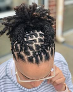 Tanieka Evans on Instagram: “SWIPE (😍😍) #womenwithlocs #womenlocstyles #locs #locstyles #locstylesforwomen #locstylesformen #healthylocs #locd #naturalhairstyles…” Short Dreads, Blonde Dreads, Natural Dreads