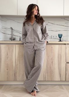 Beige Pyjama-Set, Urlaubs-Baumwoll-Pyjama-Set, Lounge- und Schlafbekleidung, Geschenk für Patin, Pyjama-Set für Damen aus Baumwolle, Geschenk für Freundin Karierter Damenanzug aus Baumwolle für zu Hause und zum Schlafen. Angenehm fließender, schwereloser Stoff und entspannter Schnitt. Der Anzug ist im Oversize-Stil gefertigt. Ideal für Zuhause, zum Schlafen, einen Junggesellenabschied, Spaziergänge oder sogar ein Date. ■ Farbe: weiß beige kariert ■ Material: 100 % Baumwolle ■ Passform: Das Model Women Pajamas Set, Home Lounge Outfit, Pyjamas Outfit, Pajama Set Cotton, Night Suit For Women, Pajama Outfit, Cotton Pajama Set, Womens Pajama, Check Suit